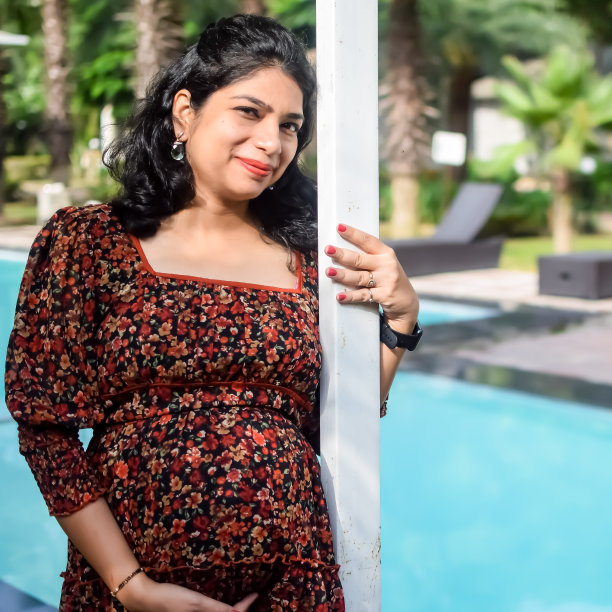 一名怀孕的印度妇女在户外拍摄怀孕照片，手放在肚子上，印度孕妇在社会公园穿着孕妇装把手放在肚子上，怀孕的孕妇在户外拍摄图片下载