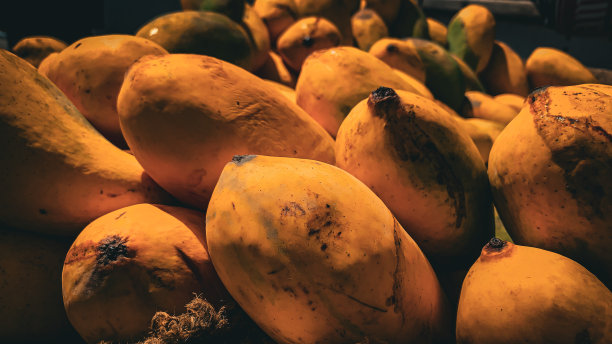 巴基斯坦街头新鲜美味的成熟多汁黄色芒果图片下载