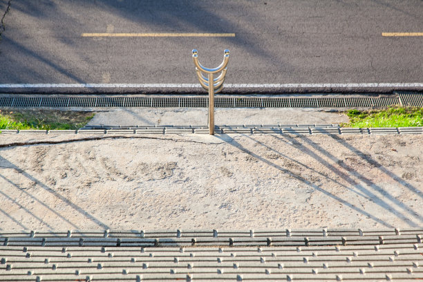 公园楼梯和扶手的高角度照片图片下载