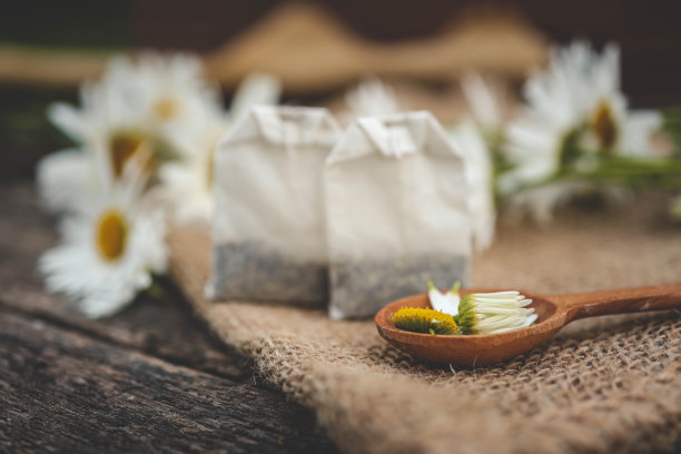 一包洋甘菊茶。装在木质背景袋里的洋甘菊茶图片下载