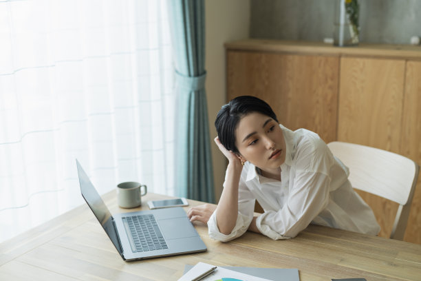 女性远程办公图片下载