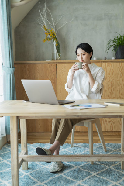 女性远程办公图片下载