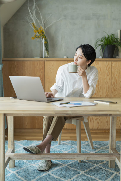 女性远程办公图片下载