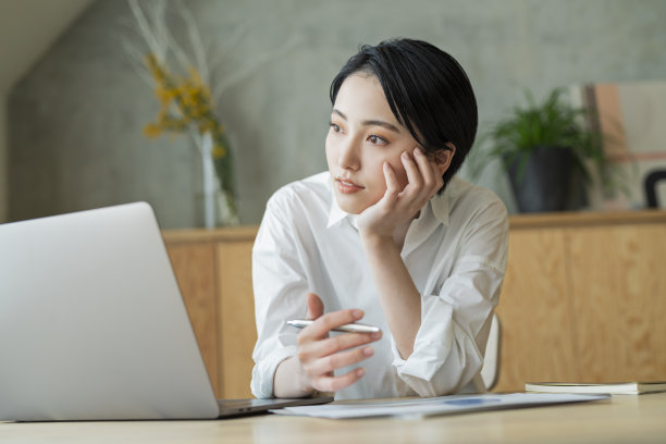 女性远程办公图片下载