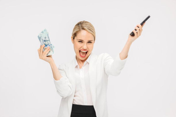 成功的女商人在白色的画室背景下享受着一大笔钱。成功的商业理念，信用和金融服务。图片下载