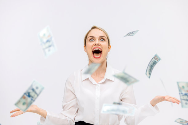 成功的女商人在白色的画室背景下享受着一大笔钱。成功的商业理念，信用和金融服务。图片下载