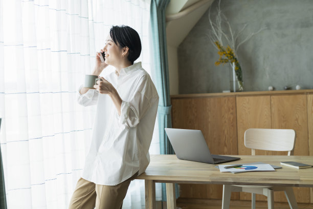 女性远程办公图片下载