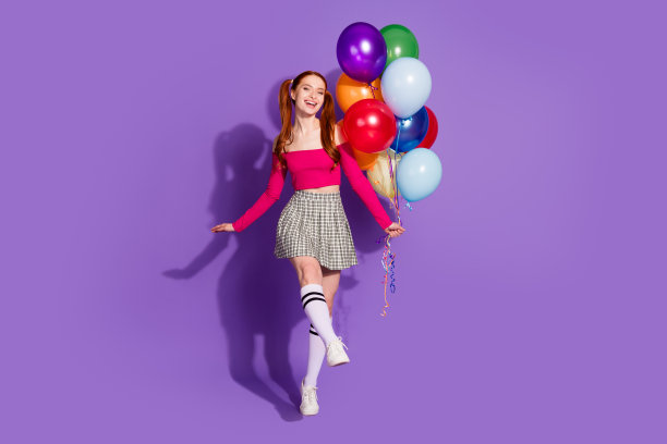 全身照片开朗的无忧无虑的女士穿着粉红色的顶部上升气球花束空空间孤立的紫罗兰色背景图片下载
