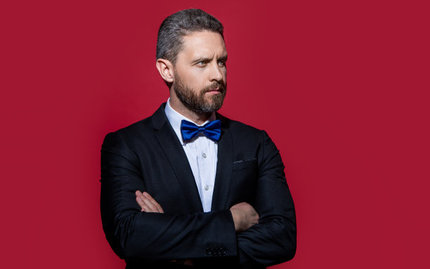 穿着正装的男子面部照片。男士穿正装燕尾服。穿正装的男士图片下载