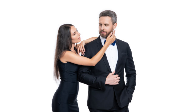 正装夫妇穿着燕尾服的照片。正装夫妇被隔离在白色上图片下载