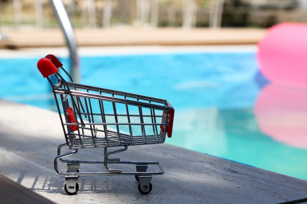 游泳池边的购物车。为度假理念购物，图片下载