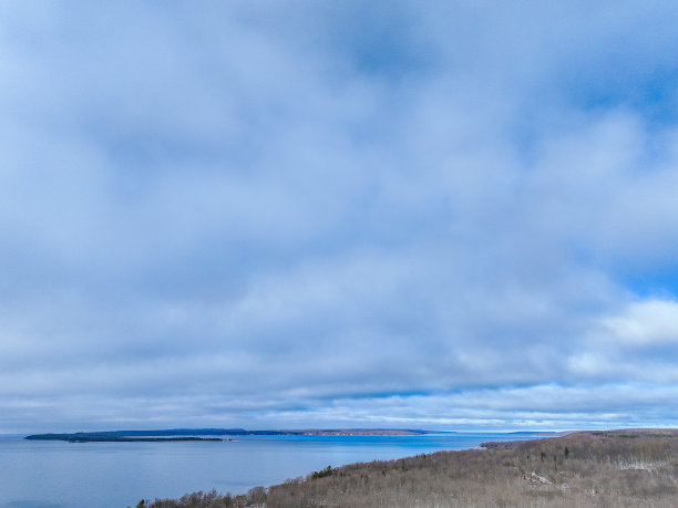 冬天的乔治亚湾靠近加拿大安大略省的蒂尼图片下载