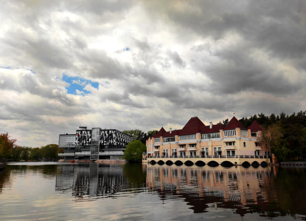 卡缅卡河上的雅库博夫宫和VDNKh的商业技术馆图片下载