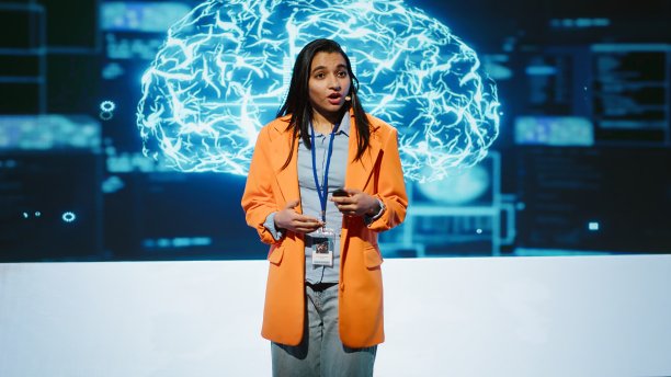 演讲者在AI大会的舞台上与观众交谈图片下载