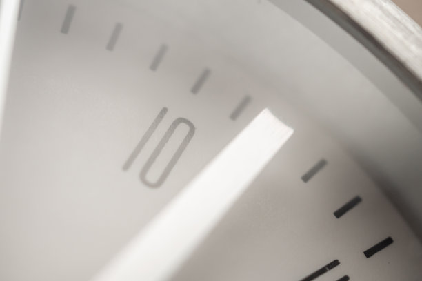 银色金属时钟的特写图片下载