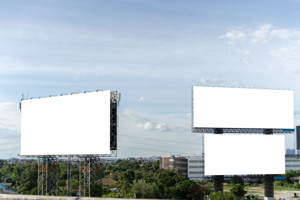 泰国街道上的三个空白广告牌，一个空白广告牌，上面有文字或内容的复制空间。图片下载