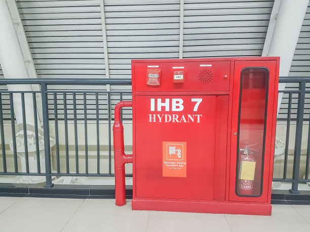 红色消火栓箱，准备在紧急情况下使用。图片下载