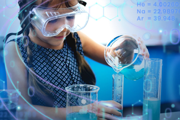 小学科学实验室里的女孩图片下载