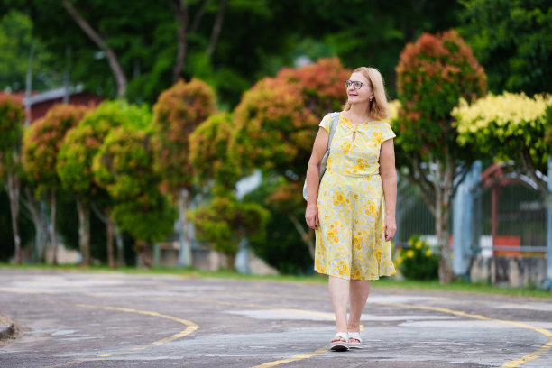 在城市街道上拿着手机的老年妇女图片下载