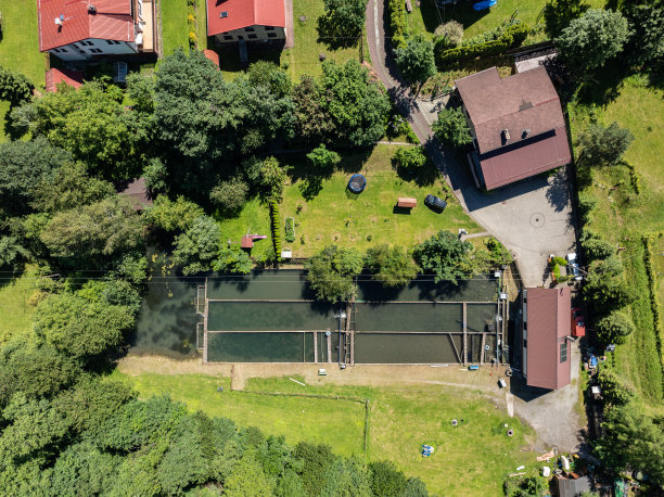 夏天，无人机在绿色的山上飞行。波兰绿色山脉和丘陵航拍无人机照片。在布拉尼亚贝斯基德山脉的无人机视图。布拉尼亚的夏季绿色森林。在Jaworze的Beskid山脉。图片下载