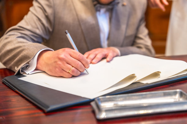 婚礼后新郎的签名。在法庭上签字宣告婚姻的神圣图片下载