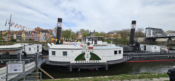 古老的船停靠在德国雷根斯堡的河上图片下载