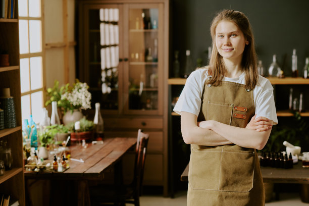 站在香水实验室里的年轻女调香师图片下载