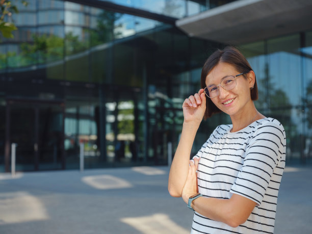 维也纳现代城市建筑背景的亚洲女性。图片下载