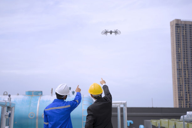 工程师正在检查屋顶的暖通空调系统。图片下载