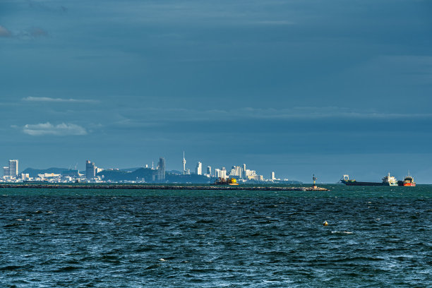 芭堤雅是泰国的一个旅游城市。它毗邻泰国湾，有一个世界著名的海滩，芭堤雅海滩。图片下载