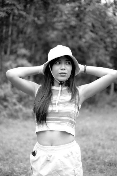 一个年轻女子的黑白图像，看起来又黑又吓人。图片下载