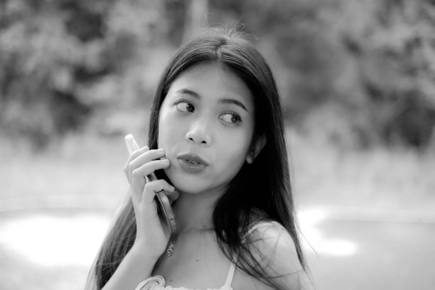 一个年轻女子的黑白图像，看起来又黑又吓人。图片下载