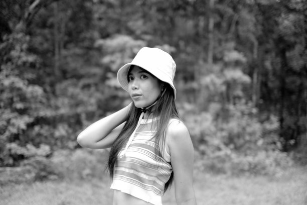 一个年轻女子的黑白图像，看起来又黑又吓人。图片下载