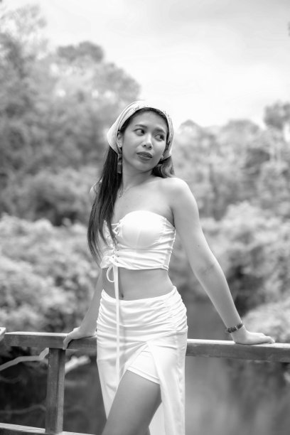 一个年轻女子的黑白图像，看起来又黑又吓人。图片下载