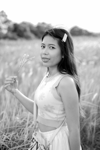 一个年轻女子的黑白图像，看起来又黑又吓人。图片下载