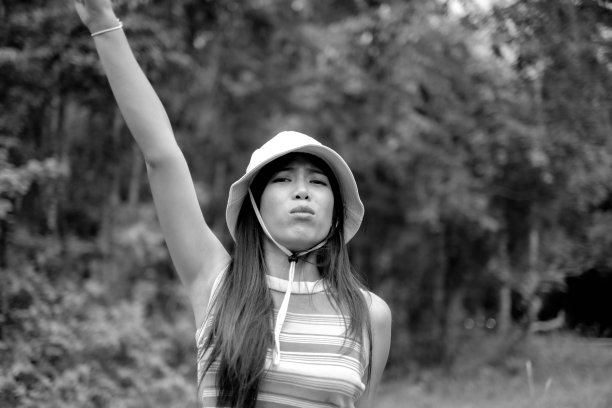 一个年轻女子的黑白图像，看起来又黑又吓人。图片下载