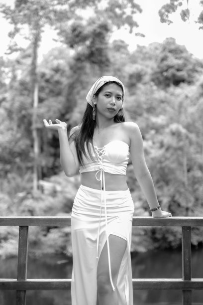 一个年轻女子的黑白图像，看起来又黑又吓人。图片下载