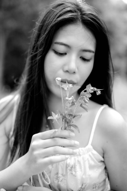 一个年轻女子的黑白图像，看起来又黑又吓人。图片下载