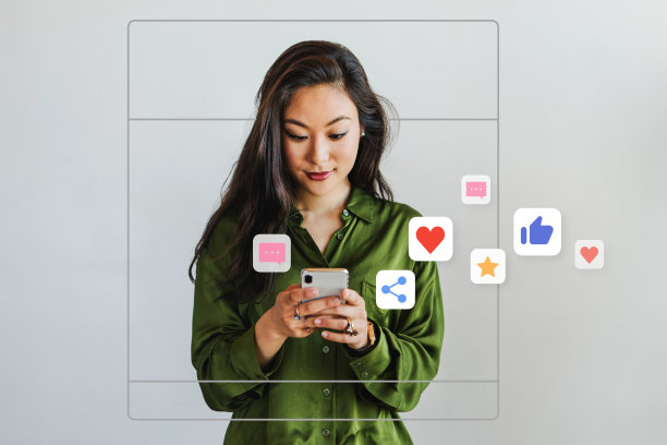 快乐的女人在用手机图片下载