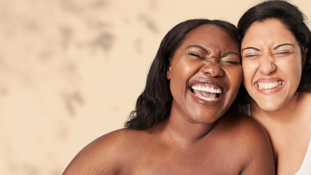 身体积极的女人笑着快乐的大码模特摆姿势图片下载