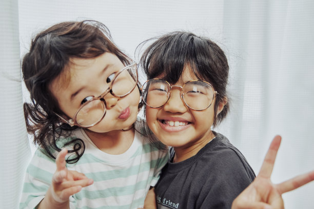 孩子在家玩耍图片下载