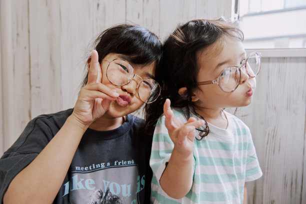 孩子在家玩耍图片下载