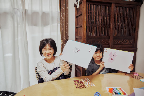 孩子在家玩耍图片下载