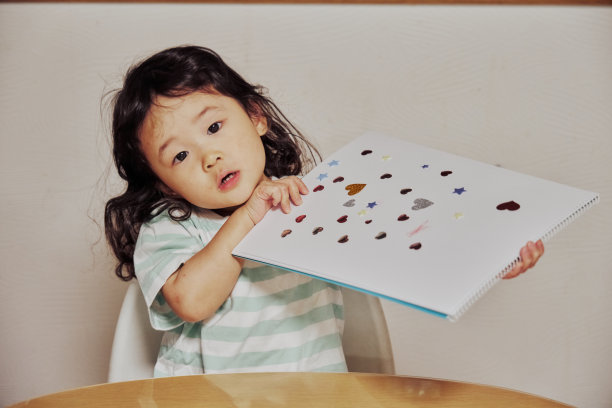 孩子在家玩耍图片下载