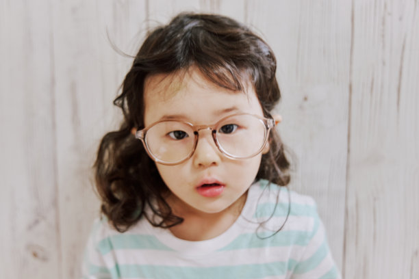 孩子在家玩耍图片下载