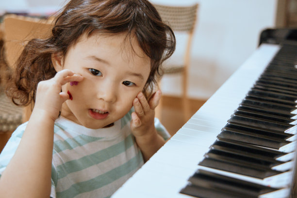 孩子在家玩耍图片下载