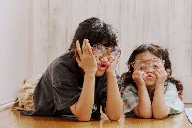 孩子在家玩耍图片下载