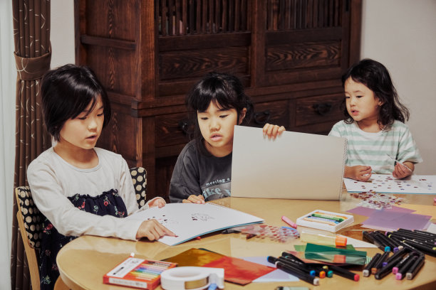 孩子在家玩耍图片下载