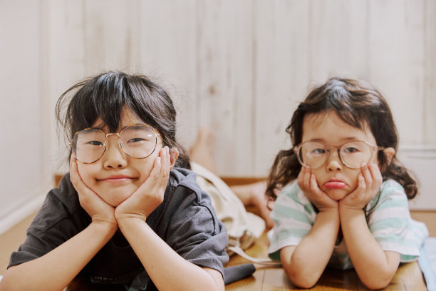 孩子在家玩耍图片下载