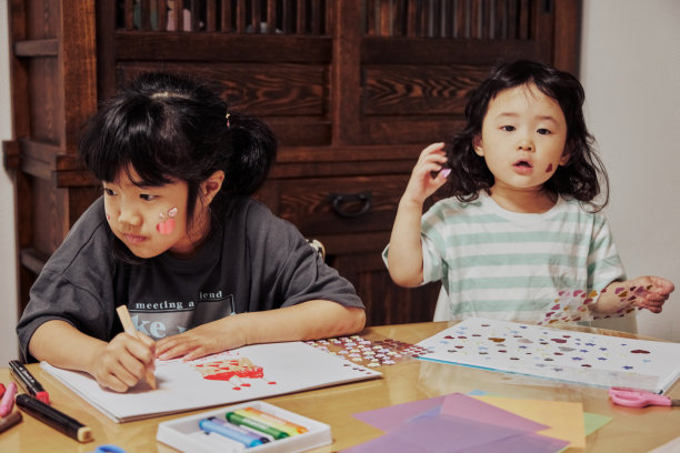 孩子在家玩耍图片下载